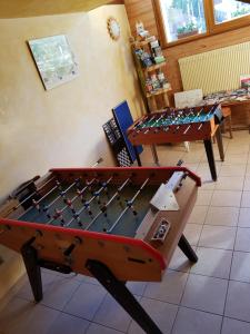 瓦什雷斯普朗阳光酒店的两个乒乓球桌坐在一个房间里