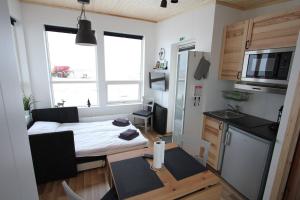 雷克霍特Blue View Cabin 4B With private hot tub的一间小公寓,设有厨房和一张小桌子