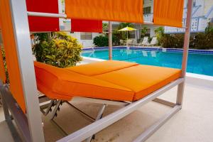 迪尔菲尔德海滩Club Lux Resort By The Beach的一个带床和游泳池的阳台