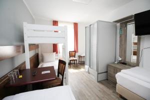 科博尔酒店客房内的一张或多张双层床
