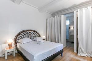 蒙彼利埃Villa jeu de paume - Première conciergerie的一间卧室配有白色床单和白色窗帘
