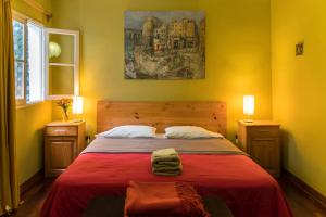 利马Casa Nuestra Peru的一间卧室配有一张带红色毯子的大床