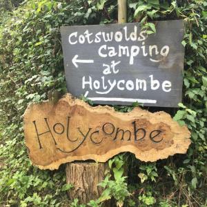 斯托尔河畔希普斯顿Cotswolds Camping at Holycombe的木杆旁树桩上的标志