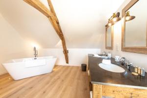 SermiersL' Ecrin des vignes的浴室配有白色浴缸和水槽