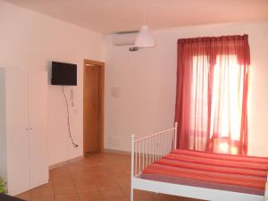 伊斯皮卡Casa Del Padrino的客厅配有红色窗帘和窗户