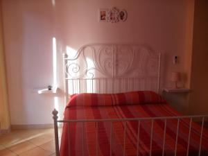 伊斯皮卡Casa Del Padrino的一间卧室配有一张带红色毯子的床