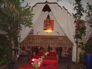 塔鲁丹特玛丽亚姆塔鲁丹特里亚德酒店的宴会厅配有红色桌子和白色窗帘