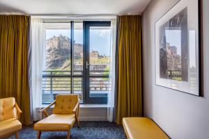 爱丁堡阿佩克斯跳蚤市场酒店的客房设有一个享有城堡景致的窗户。