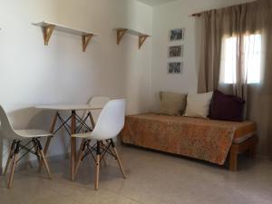 圣弗朗西斯科哈维尔Sa Figuera的卧室配有一张床和一张桌子及椅子