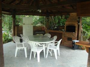 新弗里堡Sitio Recanto Lumiar的庭院里的白色桌椅
