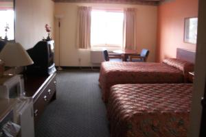 Lodi洛迪谷套房酒店的酒店客房设有两张床和电视。