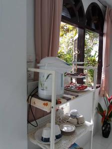 曼谷D Heart Homestay的厨房配有带餐具的架子