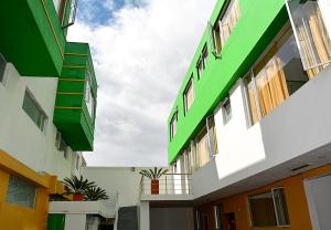 基多Hostal Terra 2 - EL CONDADO的享有绿色和白色建筑的景色