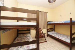福塔莱萨Pousada Fortaleza Aeroporto House的宿舍间设有三张双层床。