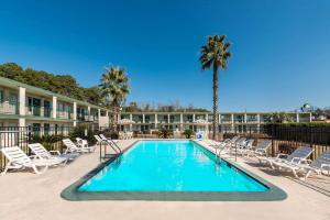 列治文山列治文山/萨凡纳戴斯酒店的度假村内带椅子和棕榈树的游泳池