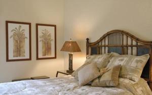 卡帕阿Castle Kaha Lani Resort的一间卧室配有一张床和一张桌子上的台灯