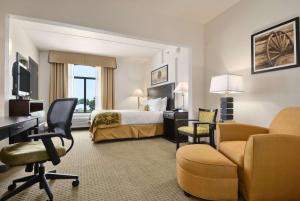 弗赖拉辛弗里斯科温德姆集团温盖特酒店的酒店客房,配有一张床、一张桌子和椅子