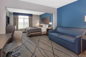 普兰菲尔德印第安纳波利斯机场温德姆集团温盖特酒店的酒店客房,配有床和沙发