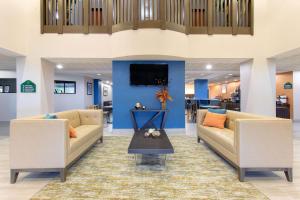 普兰菲尔德印第安纳波利斯机场温德姆集团温盖特酒店的大堂设有两张沙发和一台电视机