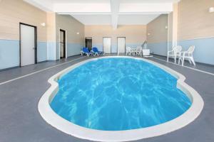 麦库姆麦库姆贝蒙特温德姆酒店的一个带桌椅的房间的大型游泳池