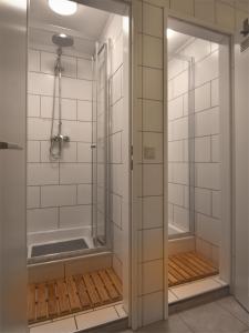 慕尼黑奥林匹亚酒店的浴室里设有玻璃门淋浴