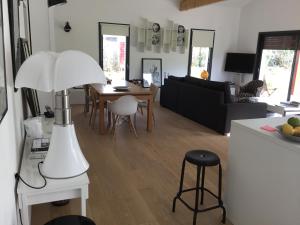 Uhart-CizeMaison Fleurie的客厅配有桌子和白色灯