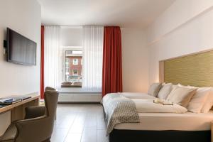 明斯特欧罗巴酒店的酒店客房设有沙发和窗户。