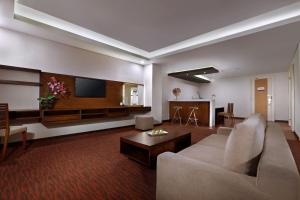 登巴萨Quest San Denpasar by ASTON的带沙发和电视的客厅