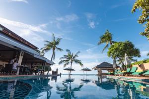 拉迈Samui Jasmine Resort - SHA Plus的享有大海和棕榈树景致的游泳池