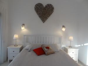 Sol y Luna Room & Suite Lanzarote Holidays客房内的一张或多张床位