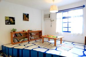 三芝乡18个孩子民宿的一间铺有蓝色和白色地毯的客厅