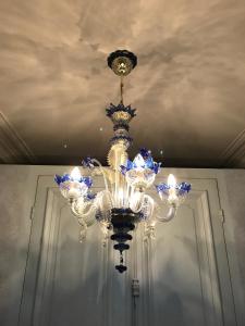 布尔日圣博内剧院酒店的吊灯挂在天花板上