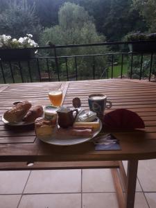 圣迪耶Serendipity Bed&Breakfast的一张桌子上放着一盘早餐食品
