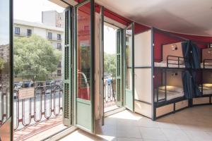 巴塞罗那涂鸦无限制旅舍的客房设有带双层床的阳台。