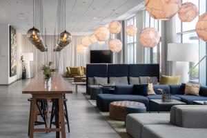 马尔默维尤品质酒店的大堂设有蓝色的沙发、桌子和灯具