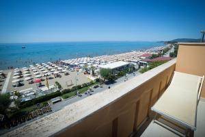 卡斯蒂里昂纳·德拉佩米拉马雷酒店的从大楼的阳台上可欣赏到海滩景色