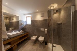 莫尔韦诺Rifugio La Montanara的浴室配有卫生间、盥洗盆和淋浴。