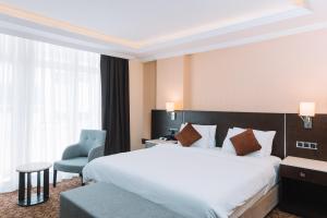 亚的斯亚贝巴亚的斯亚贝巴贝斯特优质酒店的配有一张床和一把椅子的酒店客房