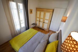 尼斯Be our Guests in Nice Port Bonaparte的带沙发和窗户的客厅