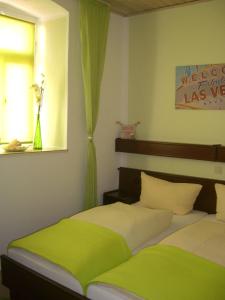 KordelHotel-Restaurant Burg-Ramstein的卧室内的两张床,配有绿色窗帘