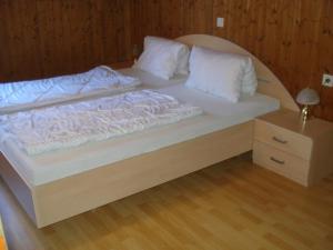 比尔塞贝格Haus Mondspitze的一张配有白色床单和枕头的大床