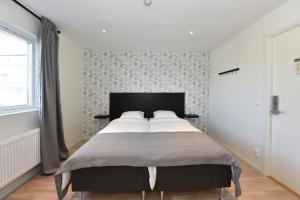 阿兰达Måby Park & Hotell的一间卧室,卧室内配有一张大床