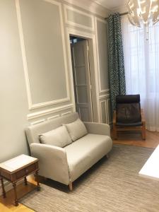 巴黎Residence sur Cour的客厅配有沙发和椅子