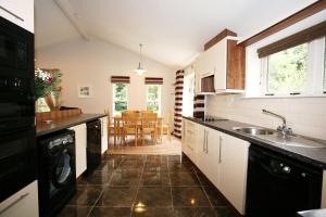 Ballyorgan贝利豪拉度假屋的厨房配有水槽和洗碗机。