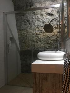 塞特尼尔Casa Cueva Un Rincón en la Roca的一间带水槽和石墙的浴室