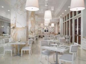 迈阿密海滩冲浪道西海滩格兰德酒店的一间设有白色桌子和白色椅子的餐厅