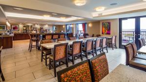 佩吉贝斯维斯特鲍威尔湖酒店 的一间带桌椅的餐厅和一间酒吧