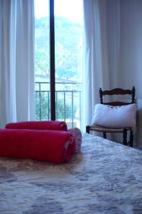 格拉纳达Habitación La Luz的一间卧室设有一张大床和一个大窗户