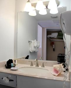迈尔斯堡海滩拉尼凯岛度假村的一间带水槽和大镜子的浴室