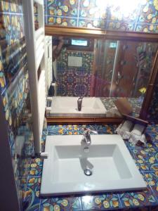 锡耶纳La Belle Maison的一间带水槽和镜子的浴室